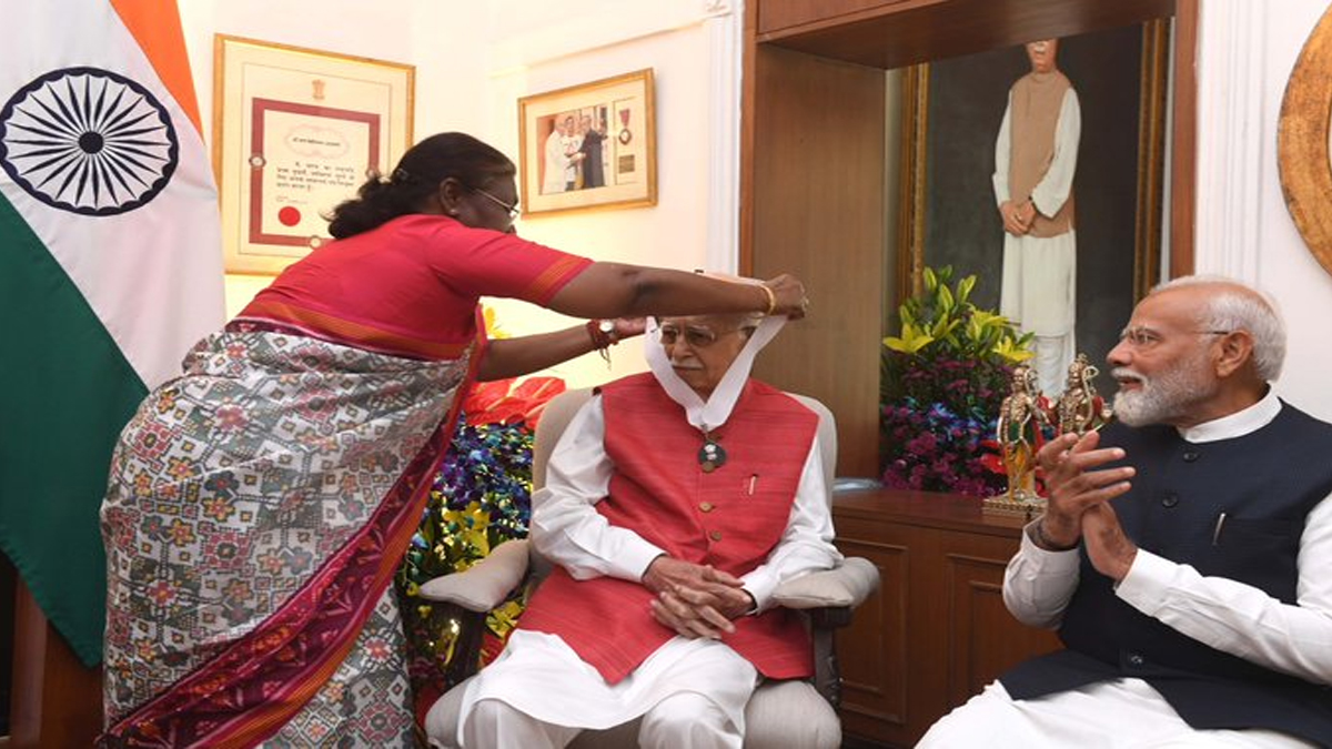 President Draupadi Murmu honored senior BJP leader Lal Krishna Advani with the country's highest civilian honor Bharat Ratna at his residence in Delhi.