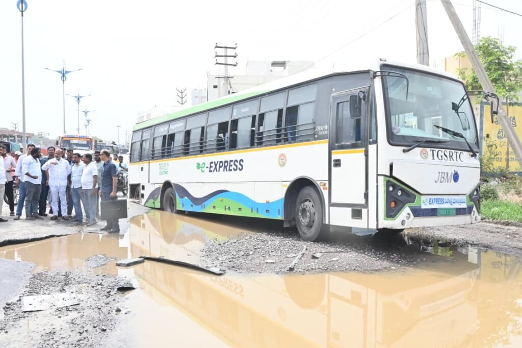 బావుపేట రోడ్డుపై నీటి నిల్వపై కలెక్టర్‌కు మంత్రి బండి ఫోన్