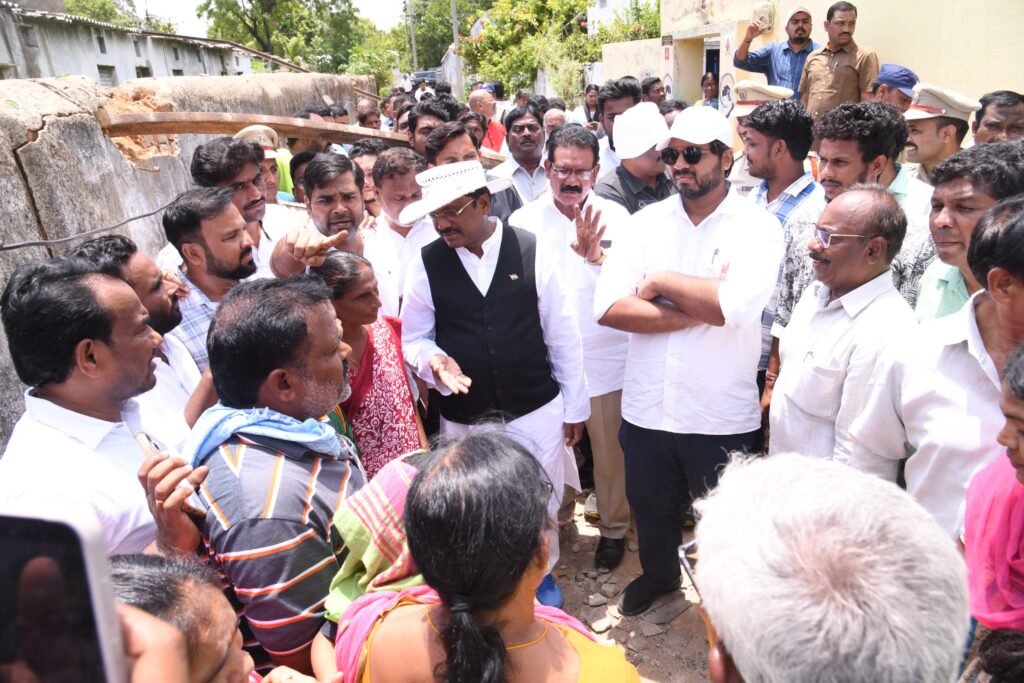 మందమర్రిలో వర్షనష్ట ప్రాంతాలు పరిశీలించిన మంత్రి వివేక్, ఎంపీ వంశీకృష్ణ