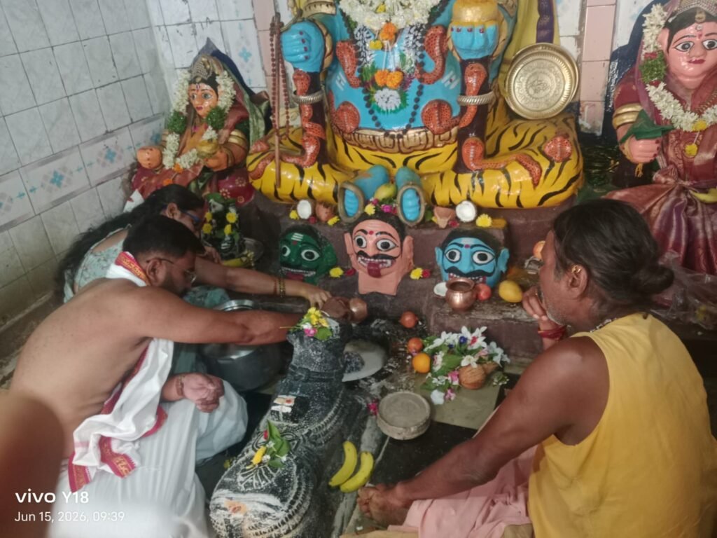 మల్లన్న స్వామి దేవాలయంలో భక్తుల సందడి