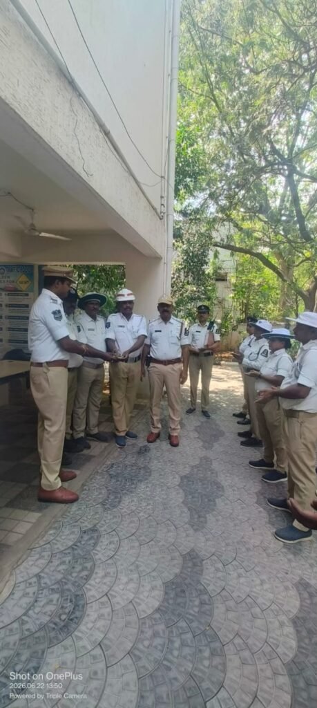 చిన్నారి వైద్య ఖర్చులకు అండగా నిలిచిన హోమ్ గార్డ్స్