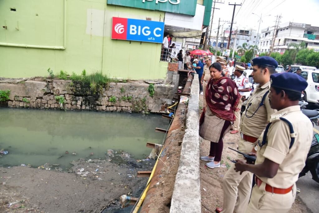 రోడ్లపై వరద నీరు నిల్వ కాకుండా ముందస్తు చర్యలు