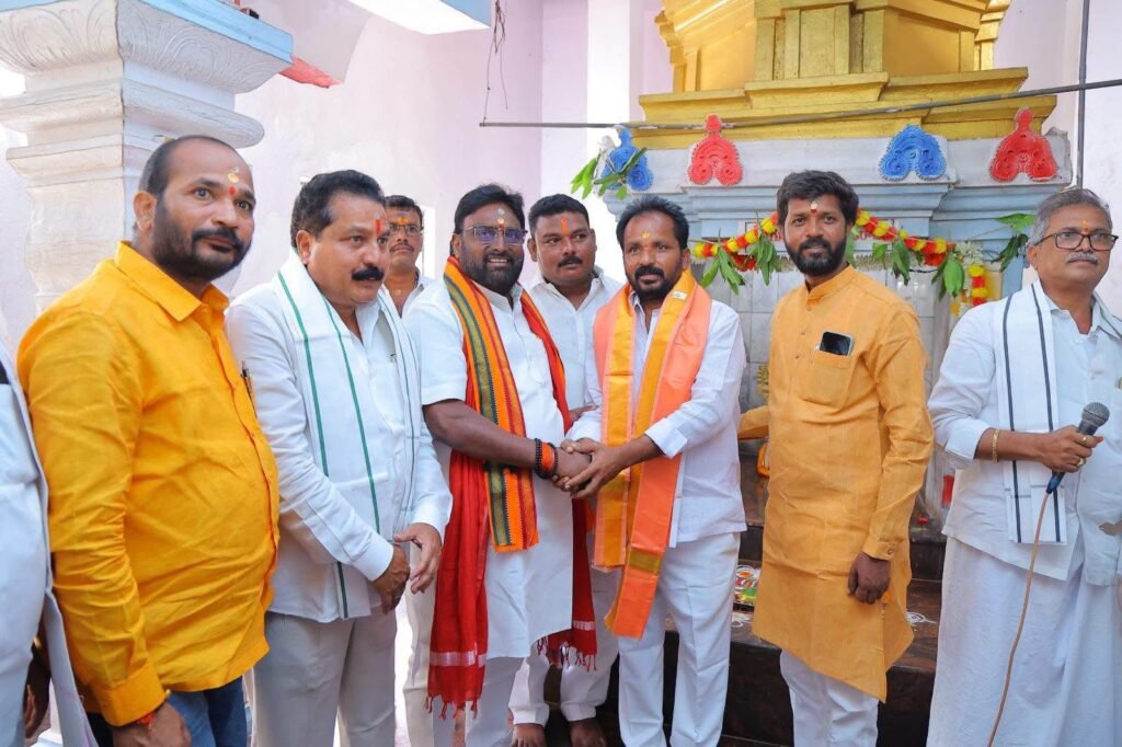 దేవరకొండ శ్రీ అయ్యప్ప స్వామి దేవాలయ ట్రస్ట్ చైర్మన్‌గా నక్క వెంకటేష్ యాదవ్ ప్రమాణ స్వీకారం