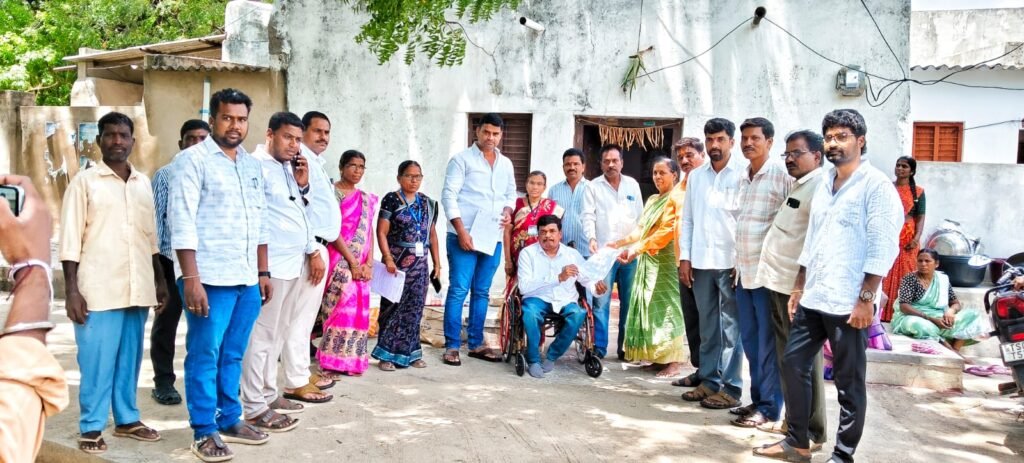 మర్రిగూడలో ఓటర్ల ఎన్యుమరేషన్ ఫారాల పంపిణీ ప్రారంభం