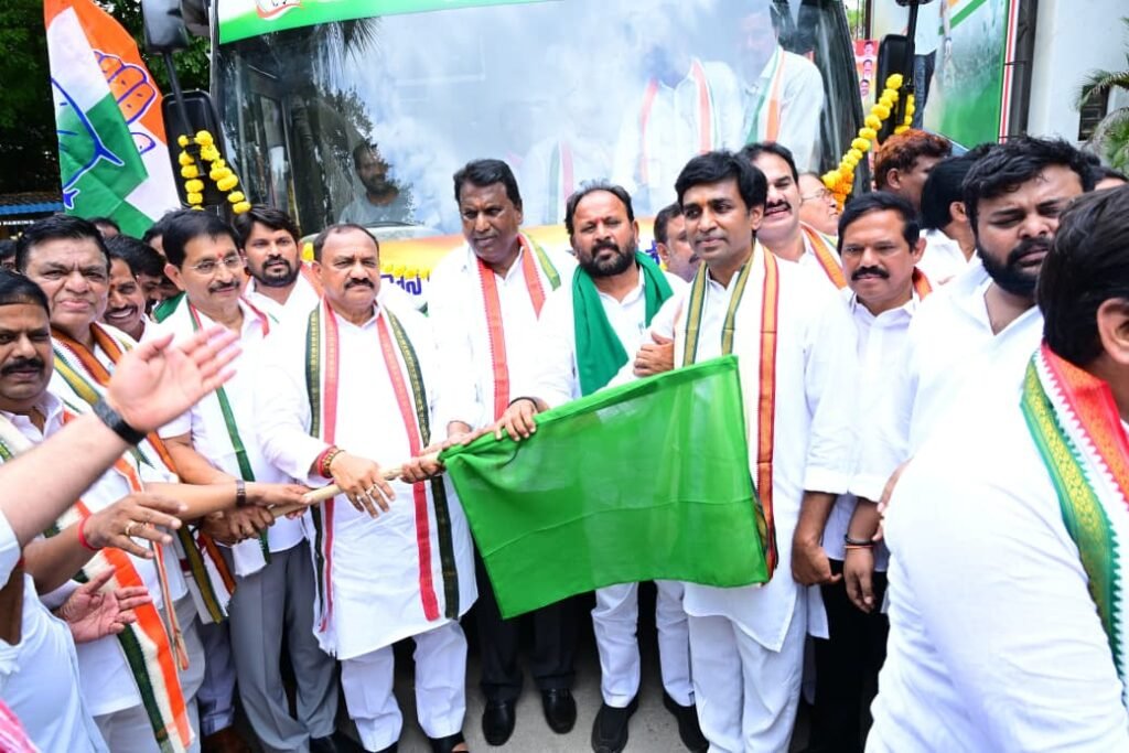 ఇందిరమ్మ ఆశీర్వాద బస్సు యాత్రలో పాల్గొన్న ఎంపీ బలరాం నాయక్, ఎమ్మెల్యే మురళి నాయక్