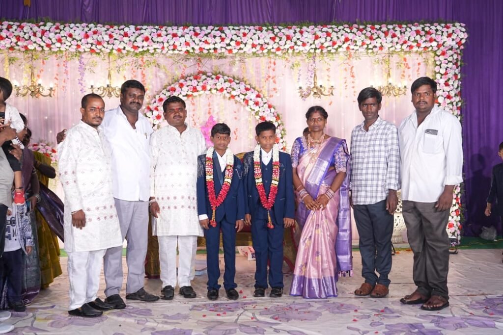 చిన్నారులను ఆశీర్వదించిన బీజేపీ ఓబీసీ రాష్ట్ర నాయకులు
