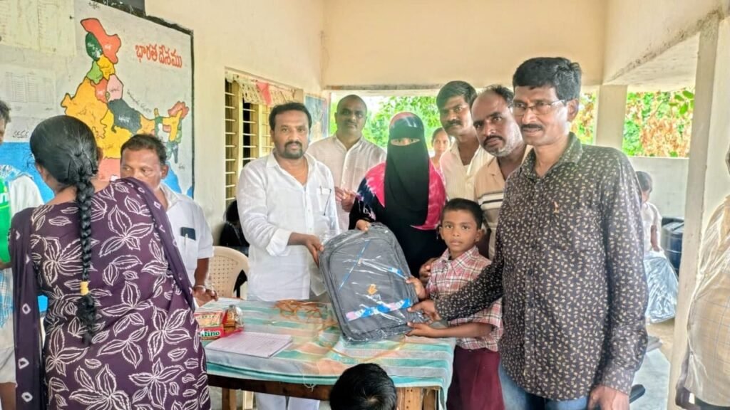 మర్రిగూడలో విద్యార్థులకు స్కూల్ బ్యాగుల పంపిణీ