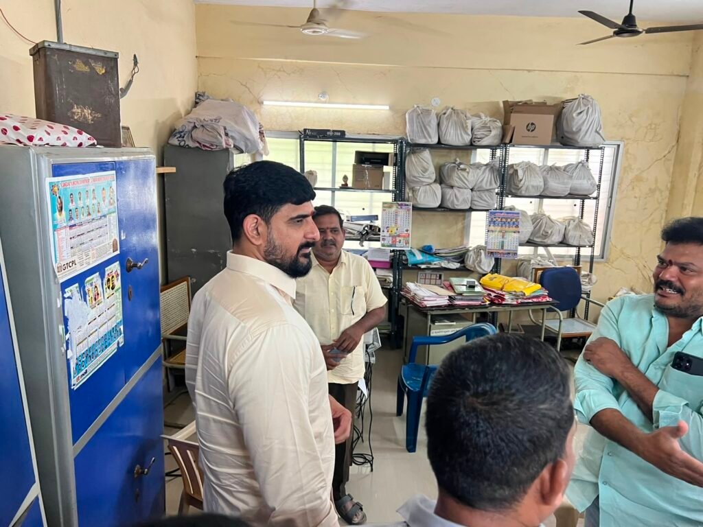 హుజురాబాద్ మున్సిపల్ కార్యాలయంలో ఆకస్మిక తనిఖీ