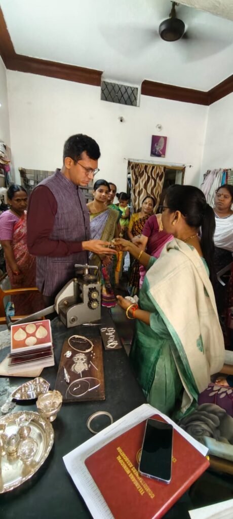 వెండి ఫిలిగ్రీ యూనిట్లను సందర్శించిన అసిస్టెంట్ కలెక్టర్