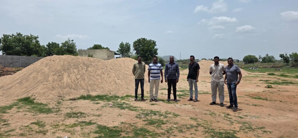 ​తిమ్మాపూర్ మండలంలో భారీగా అక్రమ ఇసుక నిల్వల గుర్తింపు