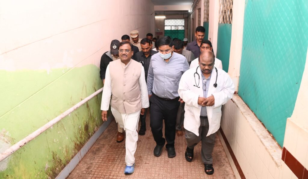 వర్షాల నేపథ్యంలో ప్రజలు అప్రమత్తంగా ఉండాలి – మంత్రి గడ్డం వివేకానంద