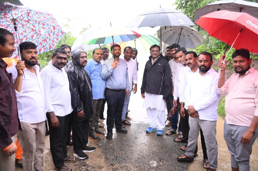 అత్యవసర పరిస్థితుల్లో ప్రజలకు అందుబాటులో ఉంటాం – మంత్రి గడ్డం వివేకానంద 