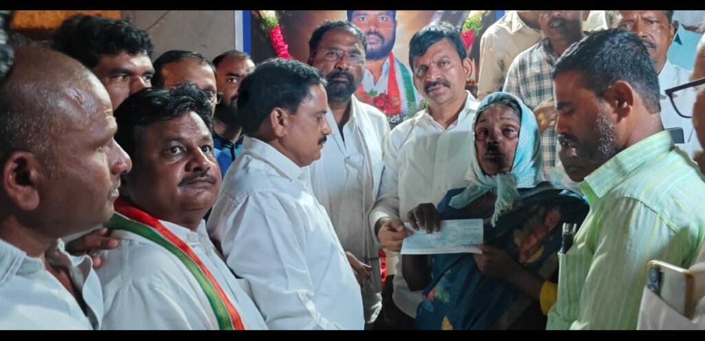 సీఎం సభలో అస్వస్థతతో మృతి చెందిన కాంగ్రెస్ నాయకుడి కుటుంబానికి రూ.5 లక్షల సాయం