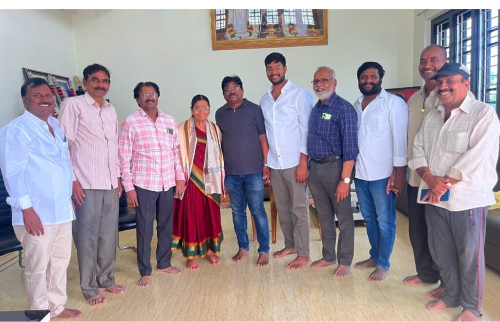 ఈశ్వరమ్మ యాదవ్ ను సత్కరించిన ప్రెస్ కాలనీ సభ్యులు