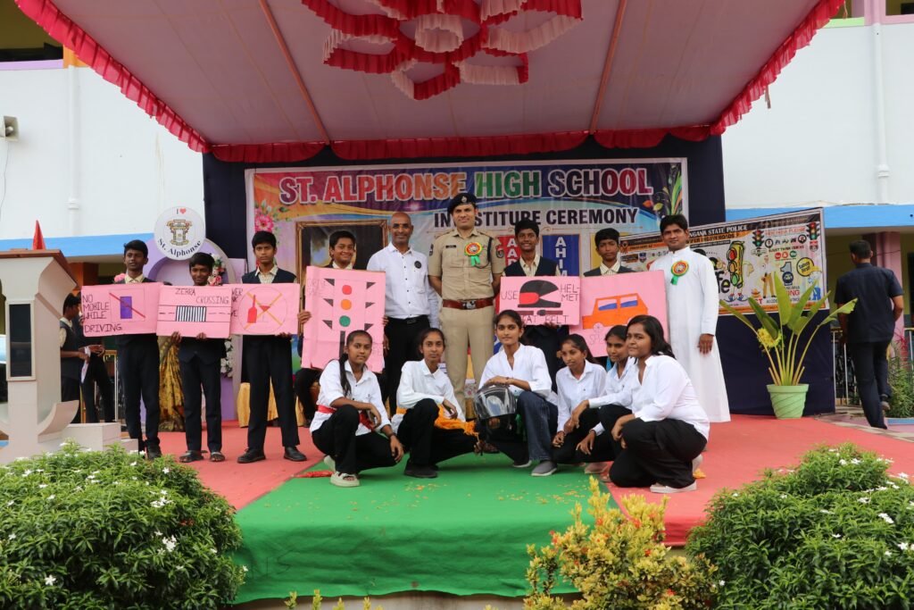 రోడ్డు భద్రతకు విద్యార్థులు రాయబారులుగా మారాలి – కమిషనర్ గౌష్ ఆలం