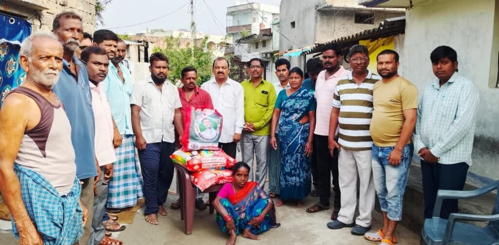 నిరుపేద కుటుంబానికి అండగా నిలిచిన చిలువేరు సమ్మయ్య గౌడ్