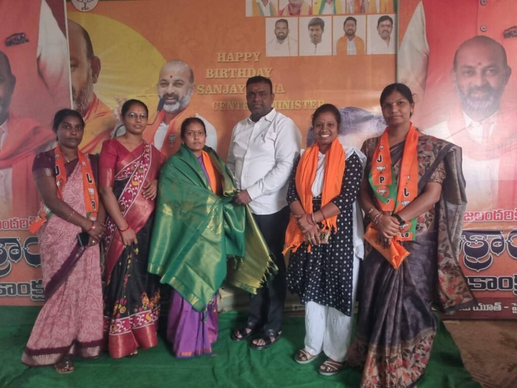 బీజేపీ మహిళా మోర్చా అధ్యక్షురాలిని కలిసిన జిల్లా అధ్యక్షుడు