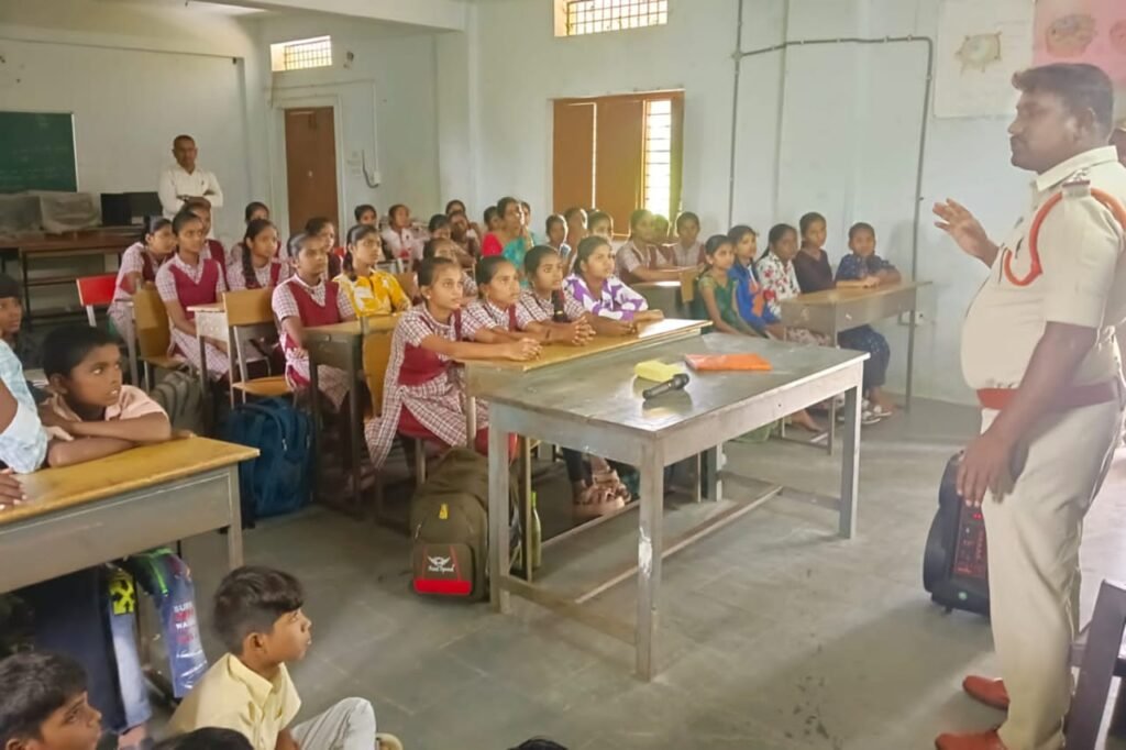 సైబర్‌ నేరాలపై అవగాహన కలిగి ఉండాలి – సీఐ సత్యనారాయణ