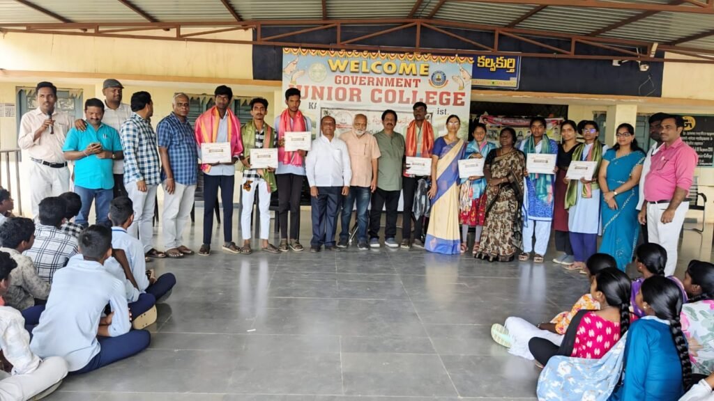 ఇంటర్మీడియట్ లో ప్రతిభ కనపరిచిన విద్యార్థులకు ప్రోత్సాహకాలు