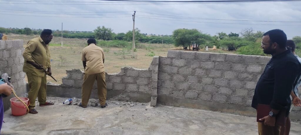 చెరువు కాలువపై అక్రమ నిర్మాణం కూల్చివేత