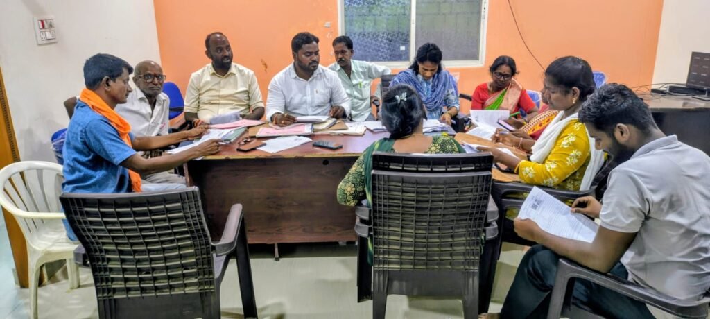 ఓటరు జాబితా సవరణ పనులను పరిశీలించిన సర్పంచ్ కప్పల ప్రవీణ్