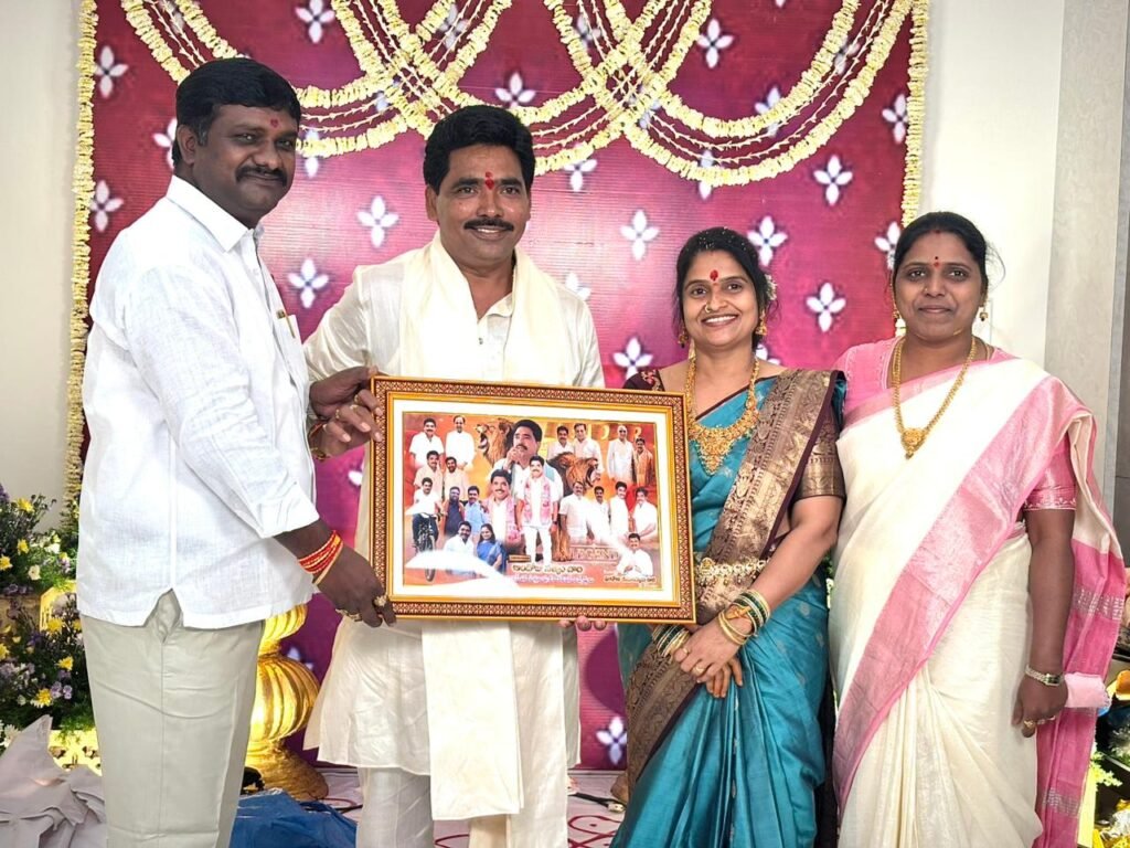 గృహప్రవేశ కార్యక్రమంలో పాల్గొన్న బీజేపీ ఓబీసీ రాష్ట్ర నాయకులు నారోజు కుమారస్వామి
