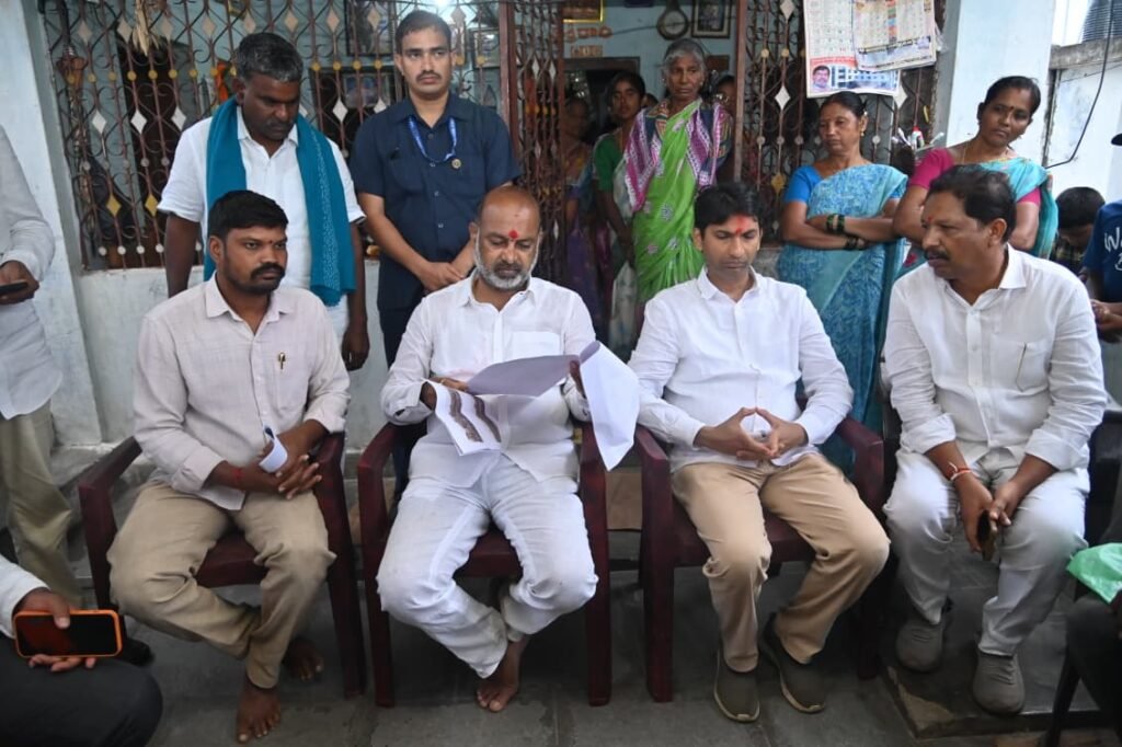 జగిత్యాలలో కేంద్ర మంత్రి బండి సంజయ్ సుడిగాలి పర్యటన