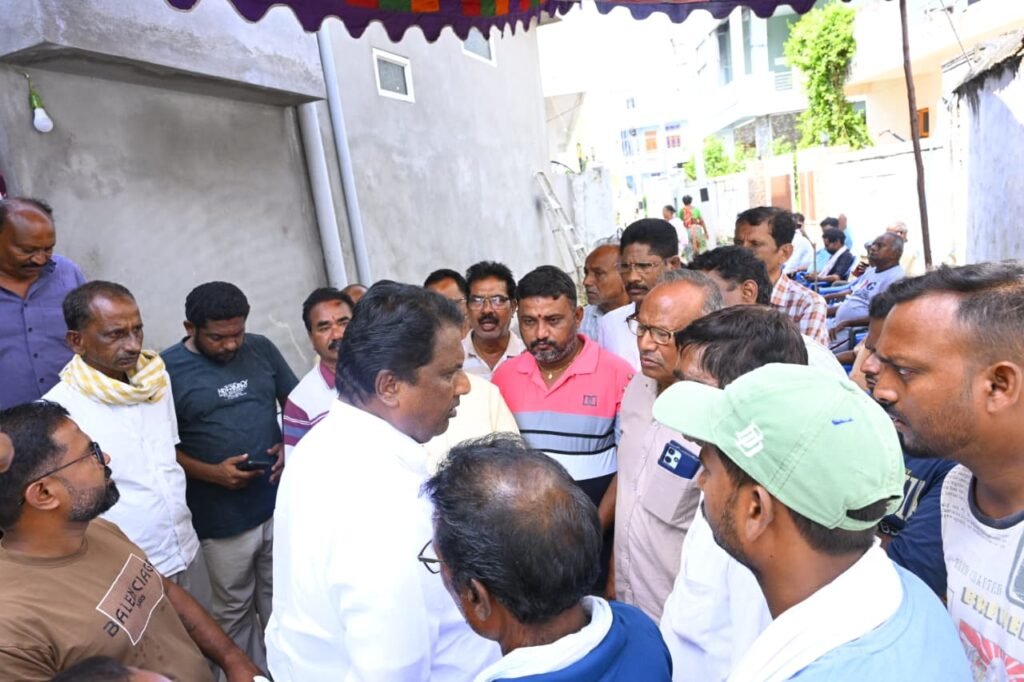 మృతుల కుటుంబాలను పరామర్శించిన మంత్రి లక్ష్మణ్ కుమార్