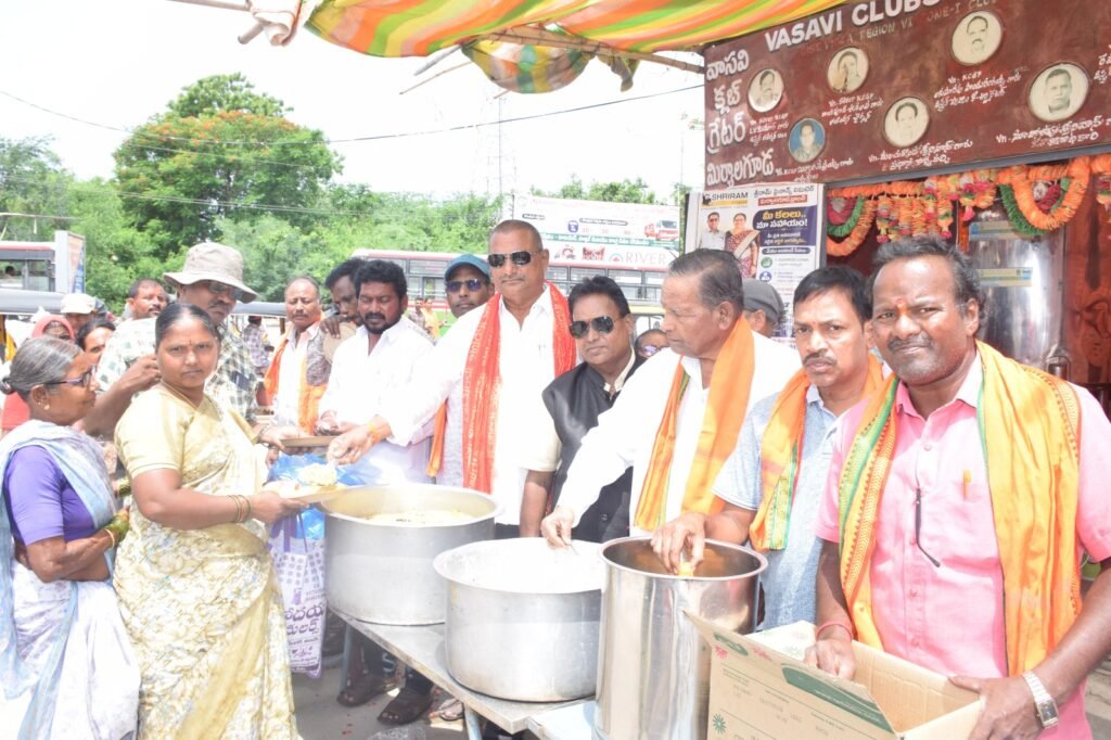 అమావాస్య సందర్భంగా వాసవి క్లబ్ సేవా కార్యక్రమంలో పాల్గొన్న ఎమ్మెల్యే బత్తుల లక్ష్మారెడ్డి