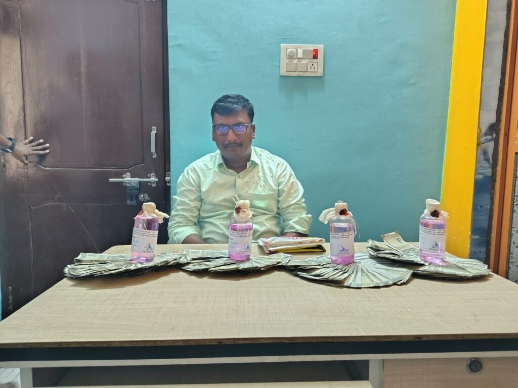 లంచం తీసుకుంటూ ఏసీబీకి చిక్కిన మున్సిపల్ ఏఈ సతీష్
