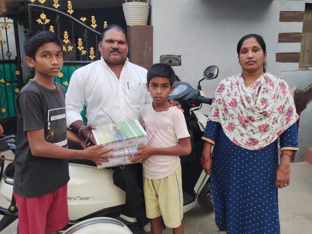 దివ్యంగుడి పిల్లలకు నోట్‌బుక్స్ అందజేత