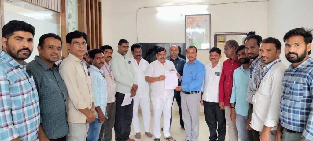 అదనపు తరగతి గదుల నిర్మాణం కోసం ఎమ్మెల్యేకు వినతి