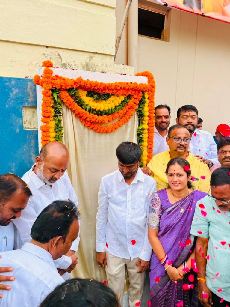 పలు అభివృద్ధి కార్యక్రమాలకు శంకుస్థపనలు చేసిన కేంద్రమంత్రి బండి సంజయ్