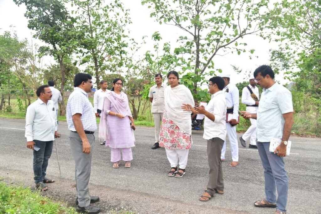 ఉల్లంపల్లిలో భూముల రీ సర్వే పనులను పరిశీలించిన కలెక్టర్ చిత్రా మిశ్రా