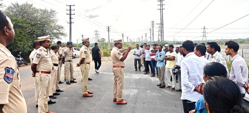 రోడ్డు భద్రత నియమాలు పాటించాలి : CI సత్యనారాయణ