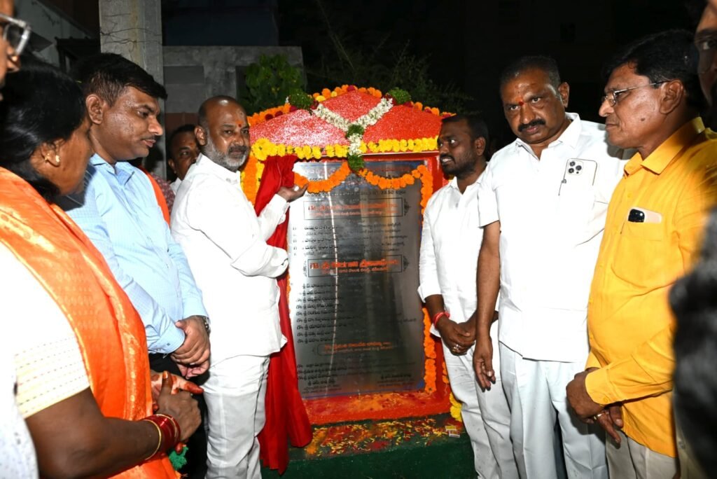 పలు డివిజనలొ అభివృద్ధి పనులకు శ్రీకారం చుట్టిన కేంద్రమంత్రి బండి సంజయ్
