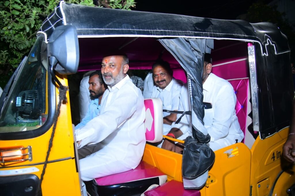 ఆటోవాలాగా మారిన బండి సంజయ్