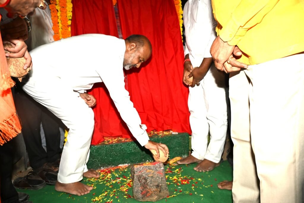 కరీంనగర్ లో అభివృద్ధి పనులకు శంకుస్థాపనలు చేసిన కేంద్ర మంత్రి బండి సంజయ్