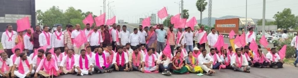 ఫ్లై ఓవర్ ప్రారంభం కోసం రోడ్డుపై బైఠాయించిన మాజీ ఎమ్మెల్యే కంచర్ల భూపాల్ రెడ్డి