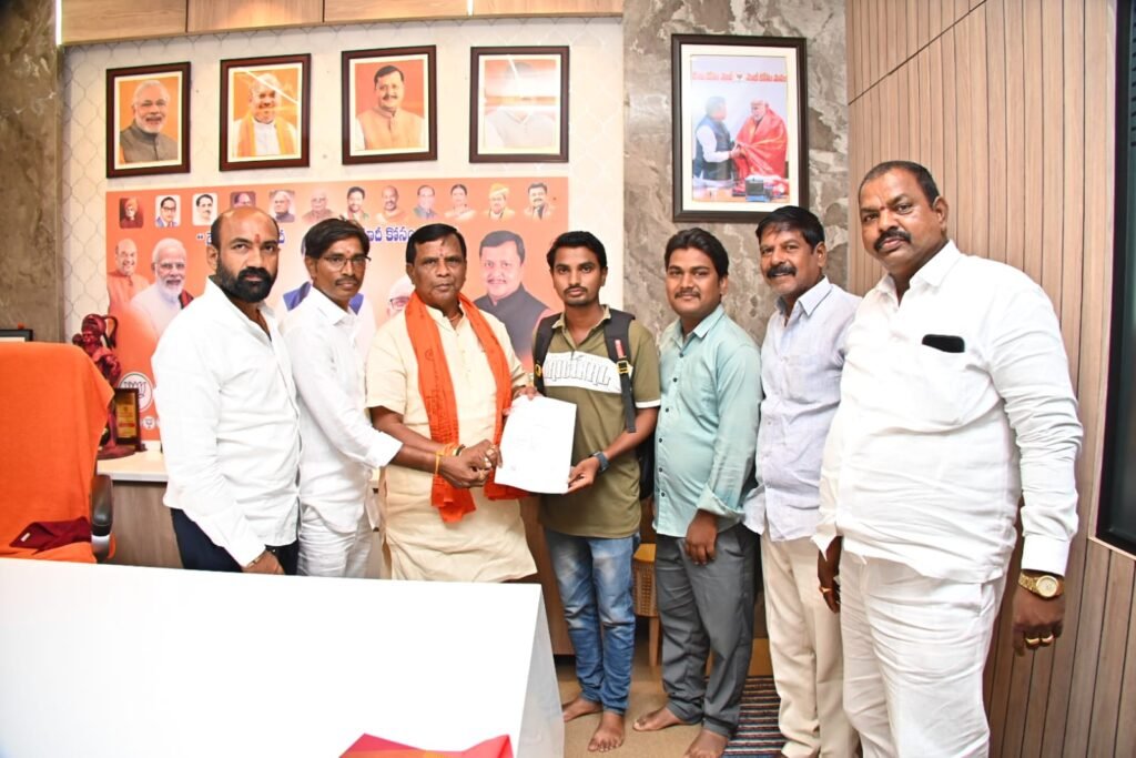 పేదల చికిత్సకు ఎల్వోసి అందజేసిన అర్బన్ ఎమ్మెల్యే ధన్‌పాల్
