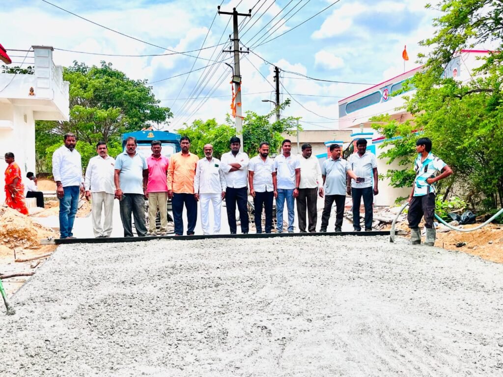 ఆరుట్లలో సిసి రోడ్డు పనులను పరిశీలించిన కాంగ్రెస్ నాయకులు