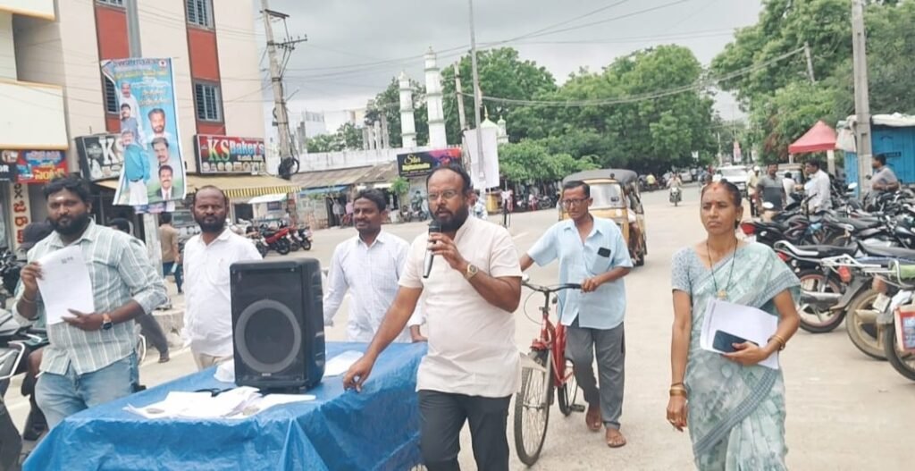 తోపుడు బండిపై వినూత్న ప్రచారం
