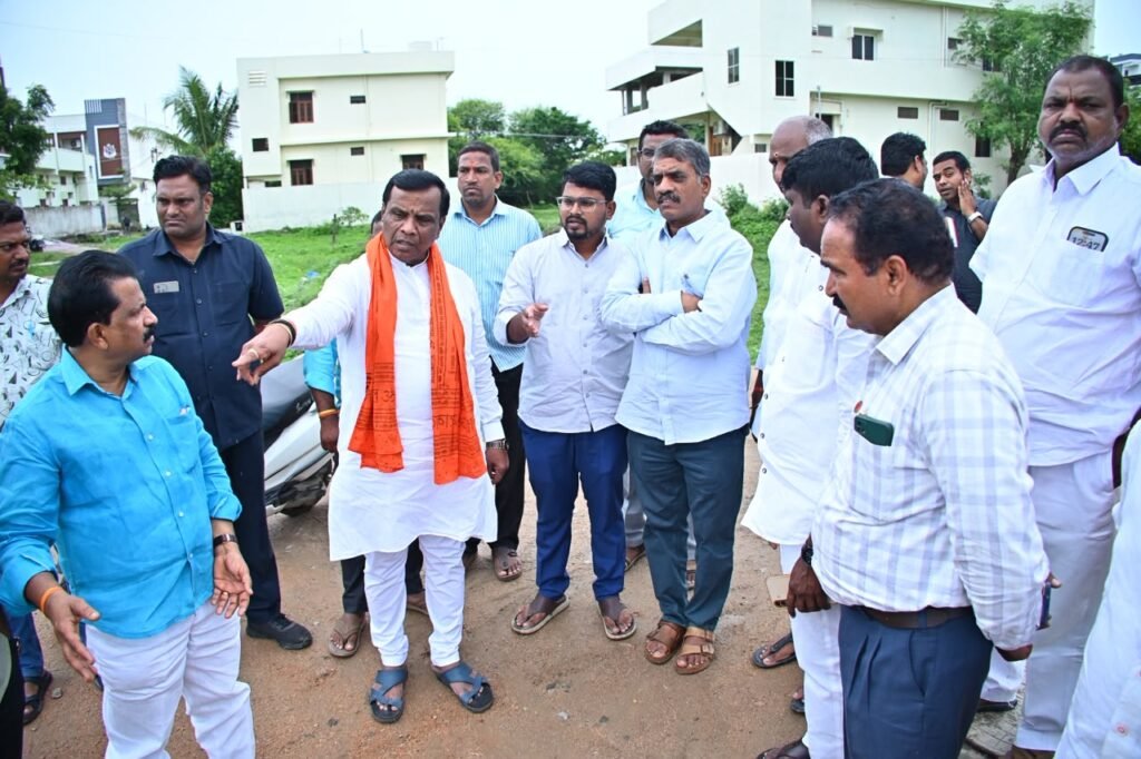 శ్రీనగర్ లో లెవెల్ బ్రిడ్జి పరిశీలించిన ఎమ్మెల్యే ధన్‌పాల్