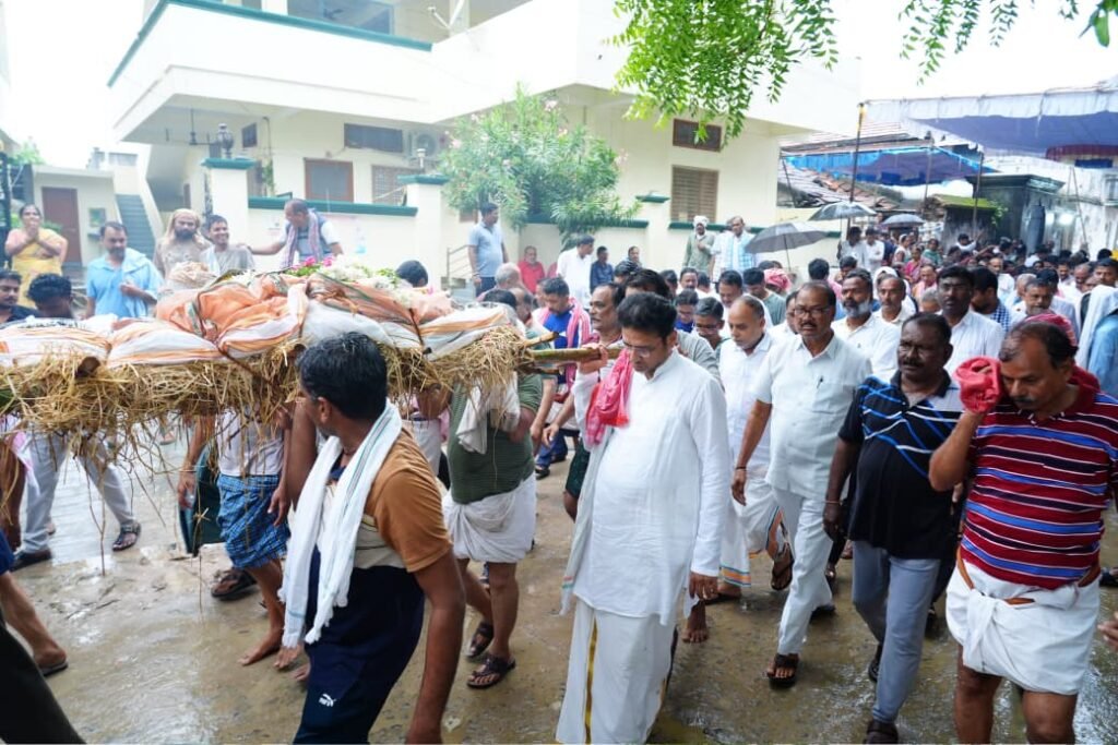 మంథని మాజీ సర్పంచ్ సువర్ణ వనమాల అంతిమయాత్రలో పాల్గొన్న రాష్ట్ర మంత్రి శ్రీధర్ బాబు