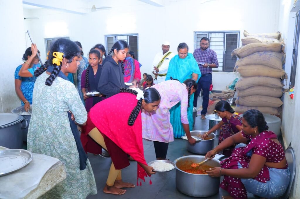 కస్తూర్బా పాఠశాలలో రాత్రి భోజనాన్ని ఆకస్మికంగా తనిఖీ చేసిన కలెక్టర్