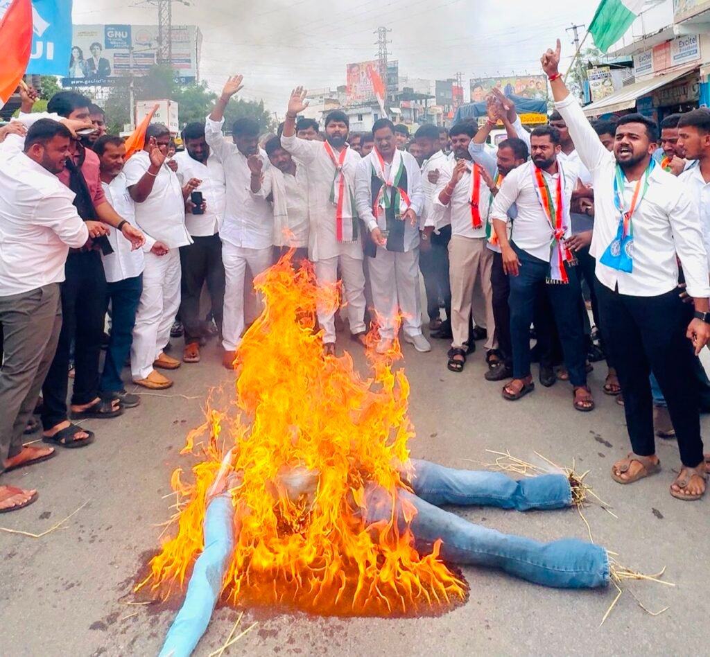 నీట్ పేపర్ లీకేజీపై నిరసన – ఇబ్రహీంపట్నంలో రాస్తారోకో