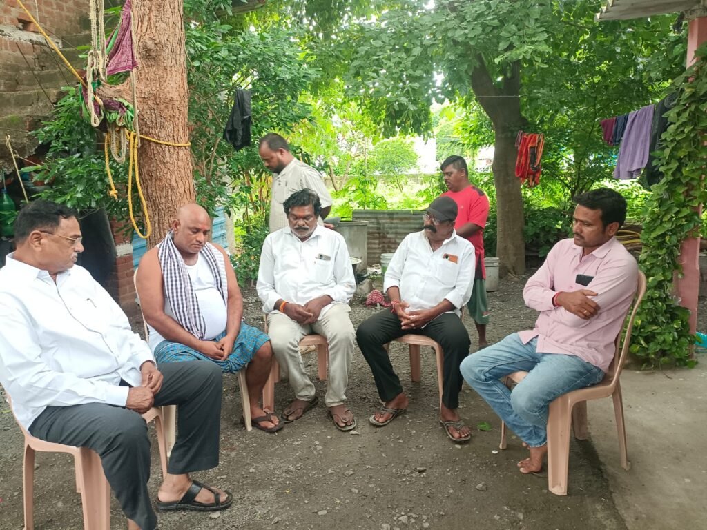 అనారోగ్యంతో మృతి చెందిన కుటుంబానికి పరామర్శించిన మాజీ ఎమ్మెల్యే దాసరి మనోహర్ రెడ్డి