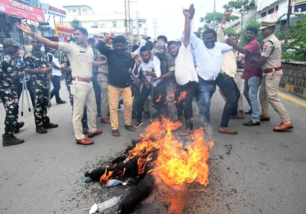 కరీంనగర్‌లో కాంగ్రెస్–బీజేపీ ఘర్షణ
