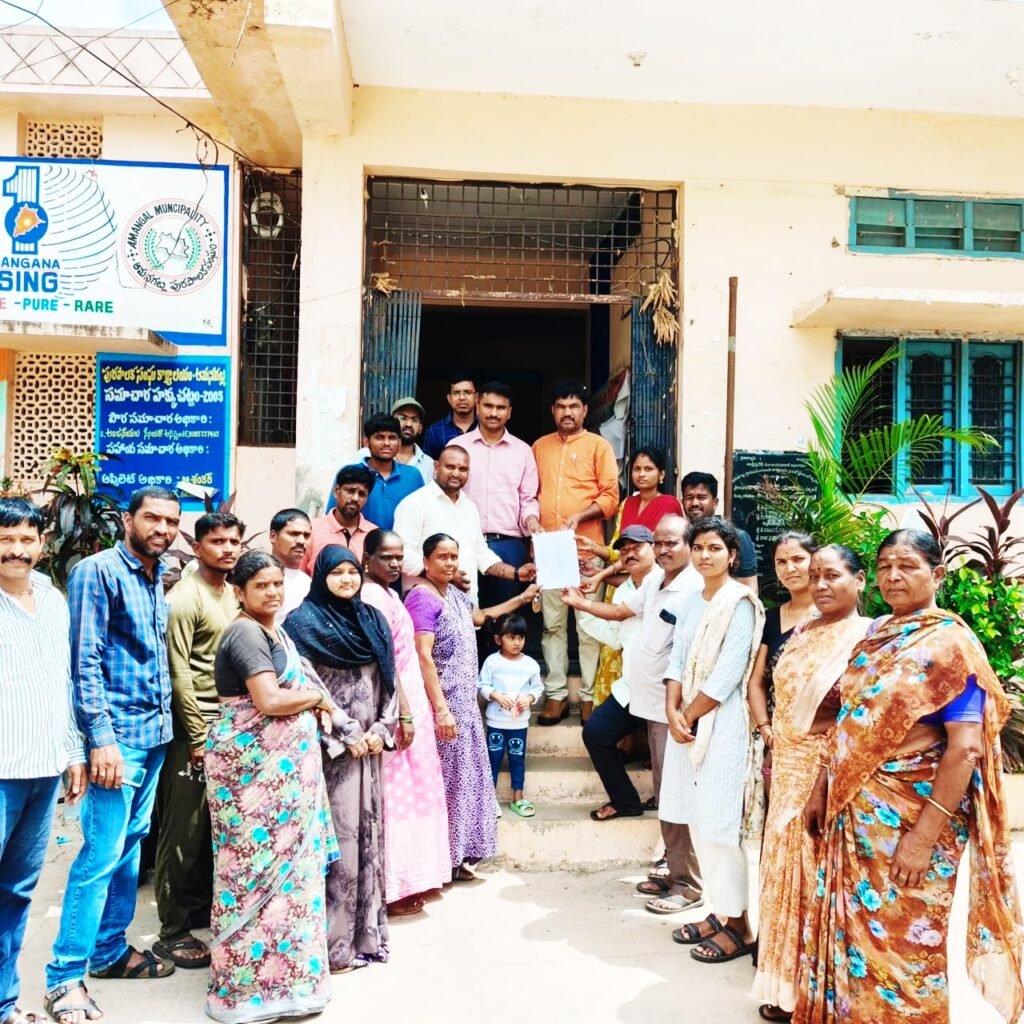 13వ వార్డులో ప్రజలకు ముప్పుగా మారిన మురికి గుంతలు, భారీ రాళ్లు
