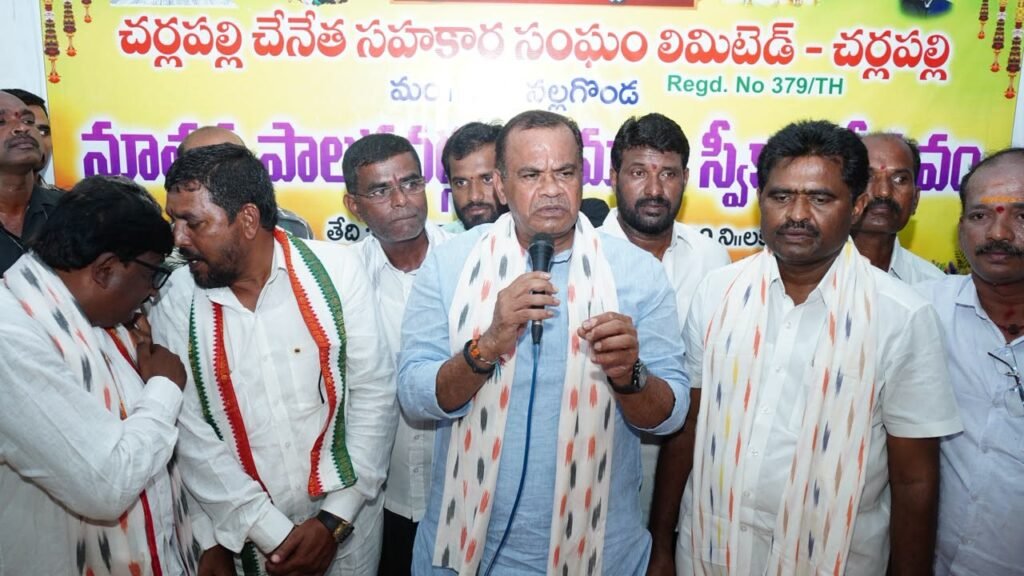 చర్లపల్లి చేనేత సహకార సంఘం నూతన పాలకవర్గ ప్రమాణ స్వీకారం